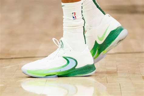 Giannis Antetokounmpo Makes Bucks Teammates Wear His Nike Shoes ...