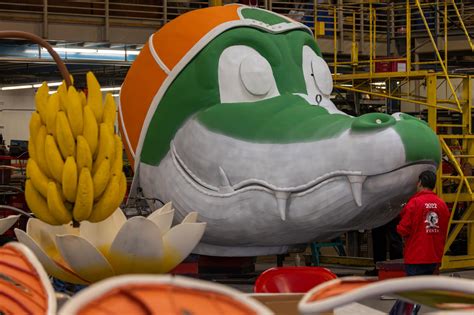 Photos: Volunteers put final touches on 2024 Rose Parade floats - Los Angeles Times