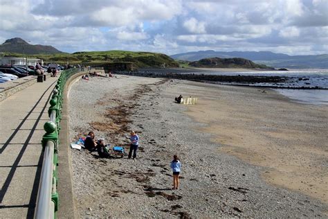 The beach in Criccieth © Steve Daniels cc-by-sa/2.0 :: Geograph Britain ...