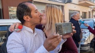 El Gordo: Winners celebrate share in world's richest draw - BBC News