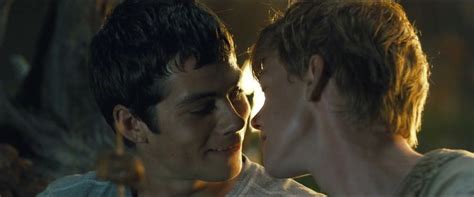 [HD] Thomas (Dylan O'Brien) & Newt (Thomas Sangster) Almost Kiss - The Maze Runner | Maze runner ...