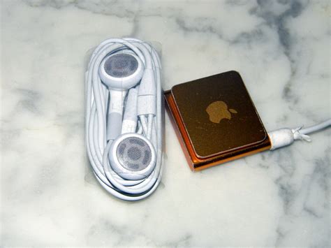 gold iPod Shuffle and earphones 15th February 2013 15-02-2… | Flickr