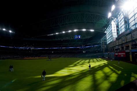 Astros’ retractable roof to be closed for Game 7 of ALCS against Rangers