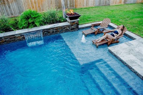 45 Stunning Backyard Pool Landscaping Ideas - SWEETYHOMEE