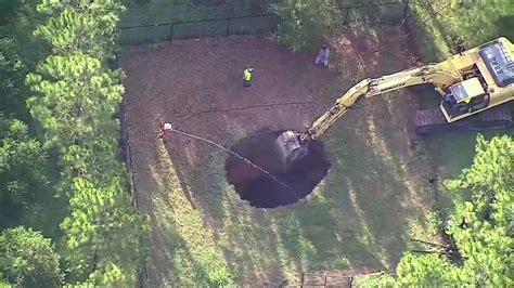 Seffner sinkhole: Crews begin filling in deadly sinkhole that reopened ...