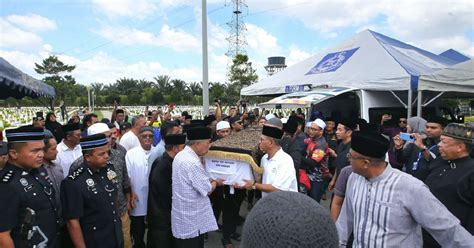 Jenazah Datuk Seri Johari Harun dikebumikan di Raudatul Sakinah ...