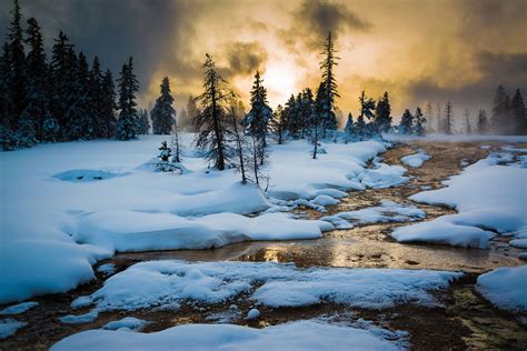 Yellowstone – Monumental: Skiing Our National Parks