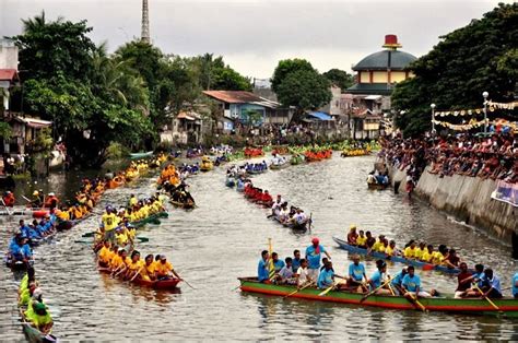 Peñafrancia Festival 2013: Fluvial Procession - The Daily Posh | A lifestyle and travel blog.