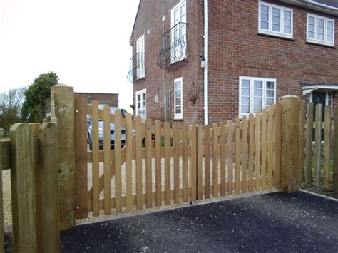 The Palisade Range - BG Wooden Gates - Wooden Gates for Driveways