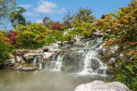 Yangzhou Slender West Lake on the Garden Falls Stock Photo - Image of ...