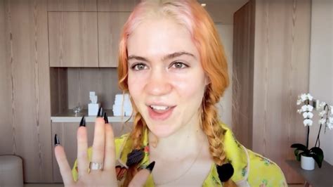 Here's What Grimes Looks Like Going Makeup-Free