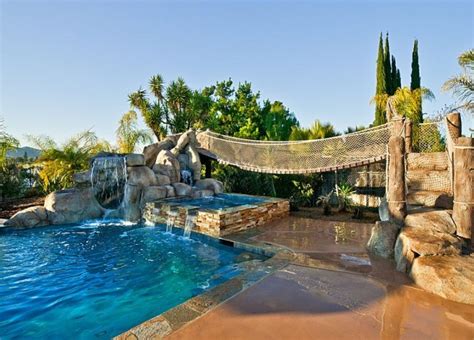 25 Spectacular Tropical Pool Landscaping Ideas