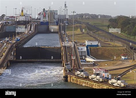 Panama Canal Locks Stock Photos & Panama Canal Locks Stock Images - Alamy