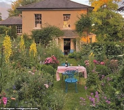 How to achieve a cosy cottage garden, the hottest trend for 2021 | Daily Mail Online