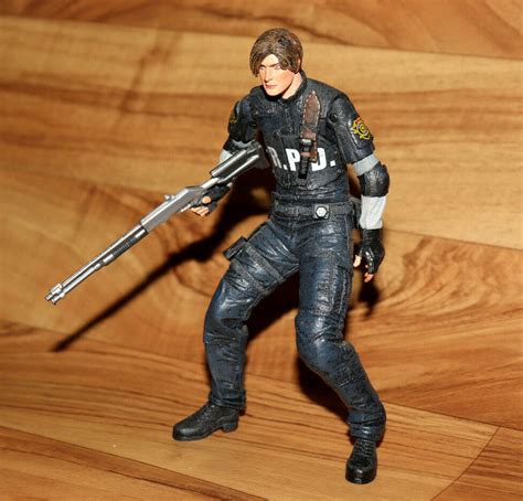 Resident Evil Leon Action Figure Neca RPD Uniform Version Variant ...