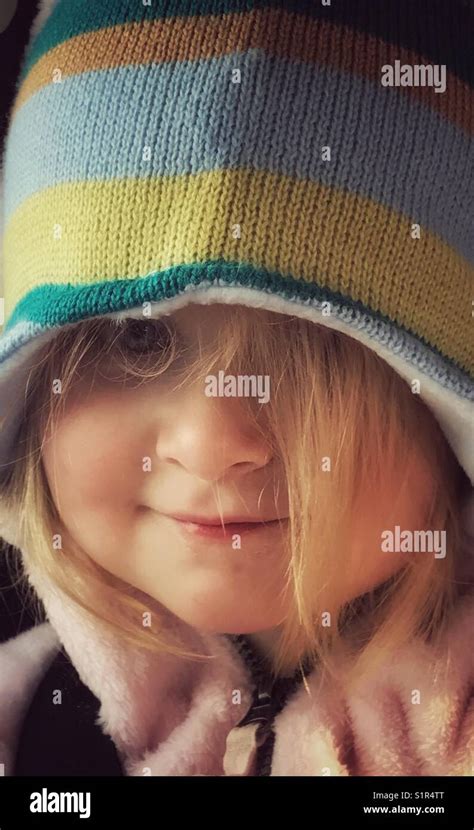 Young girl wearing winter hat Stock Photo - Alamy