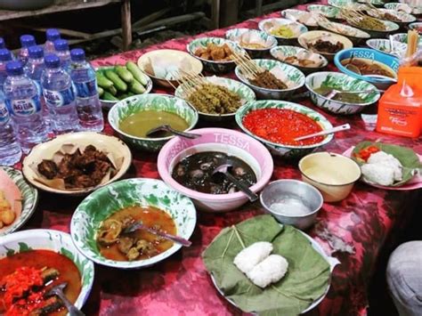 Nyobain Makanan Khas Cirebon - Nasi Jamblang Bu Fitri - GoTravelly