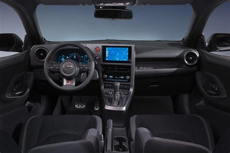 Toyota Yaris 2024 Interior - Andi Madlin