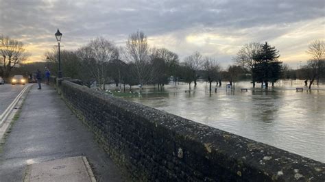 Oxfordshire flooding: Homes and cars submerged after heavy rain - BBC News