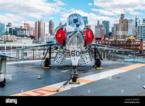 Intrepid museum, aircraft, jets Stock Photo - Alamy