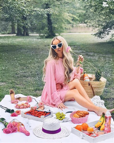 Fashion. Lady in pink dress. Picnic. in 2020 | Picnic fashion, Picnic ...