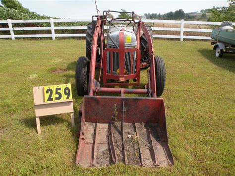 Ford 8N tractor w/loader & 3PT