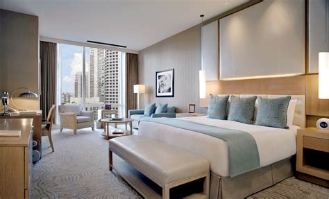 Downtown Chicago Suites | Trump Chicago - Spa Guestrooms | Spa Hotels ...