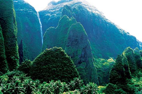 Discover the Stunning Beauty of Nuku Hiva