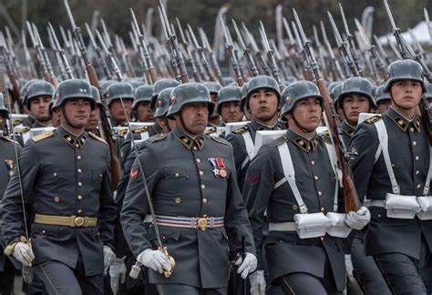 Chilean Army soldiers in traditional uniforms marching during a parade. [1334 x 750] | Uniform ...