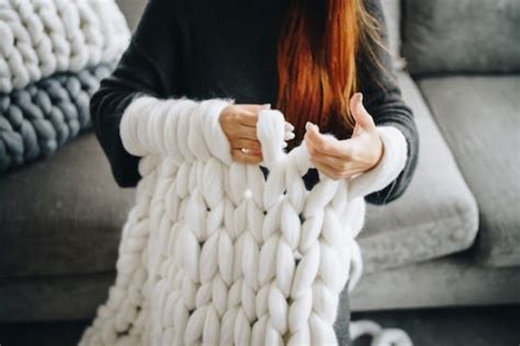 24 Easy DIY Chunky Knit Blankets That Are All the Rage