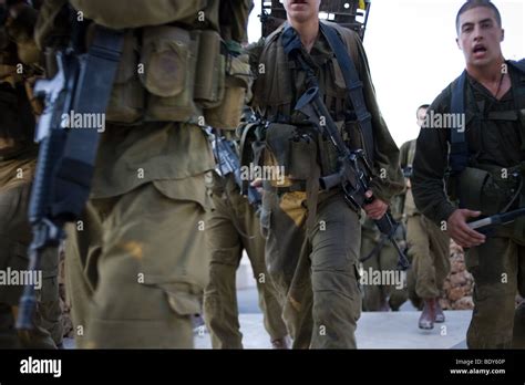 Israeli army paratroopers hi-res stock photography and images - Alamy