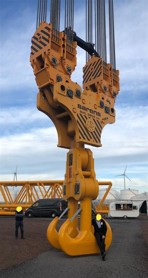 Sarens SGC-250 Hookblock. 3,200 tonnes capacity and weighs 110 tonnes. : r/HumanForScale