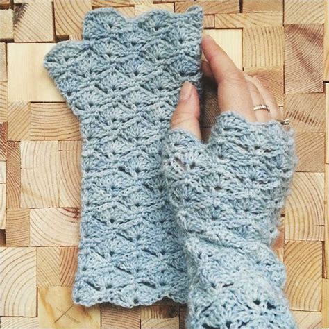 Fingerless Crochet Gloves [Free Pattern] - Styles Idea