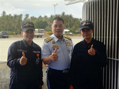 Crew ti BRP Cabra ken BRP Bagacay a nangisalakan kadagiti Pilipino nga hinarass ti China ...