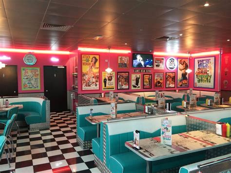 Pin by bbbbbbqqqq on 투시 | Vintage diner, Diner aesthetic, Retro diner