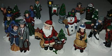 Repainting Christmas Village figures : r/minipainting