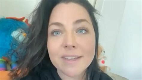 Evanescence's Amy Lee Looks Depressive After Twisting Her Ankle
