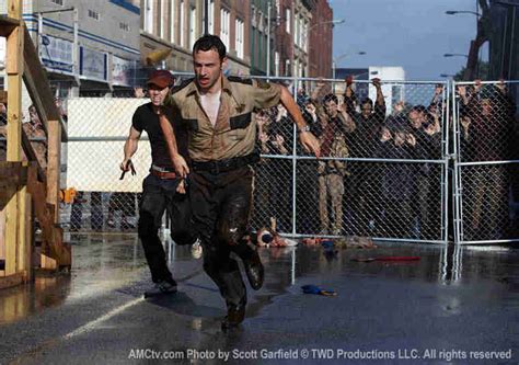 Two Photos from Episode 2 of "The Walking Dead" and the "Atlanta Run" Online Zombie Game ~ 28DLA