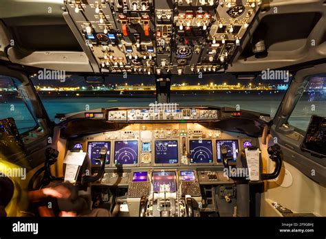 737 cockpit hi-res stock photography and images - Alamy