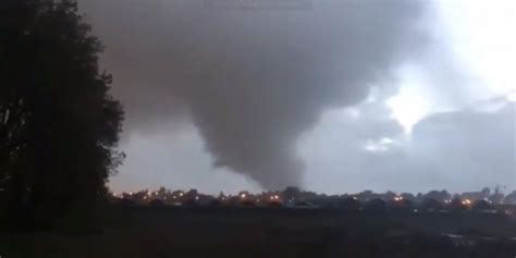 ¡Impactante! Tornado dejó estragos por su paso en Los Ángeles — Radio Corazón