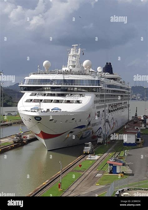 Crucero cruzando el canal de Panamá. Canal de Panamá / Panamá ...