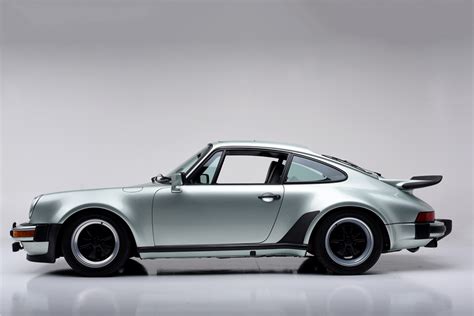 Old Porsche 911 Side View - pic-spatula