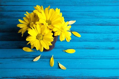 Premium Photo | Bouquet of yellow daisies