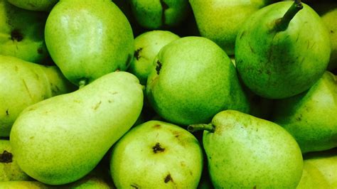 Benefits of eating pears for glowing skin