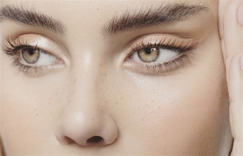 Fluffy Brows: The Eyebrow Trend with Radiant Expression | Women's Alphabet