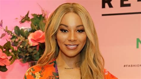 Munroe Bergdorf: NSPCC cuts ties with transgender activist - BBC News