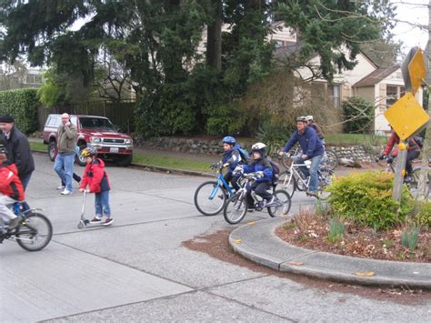 Mini Roundabout | National Association of City Transportation Officials