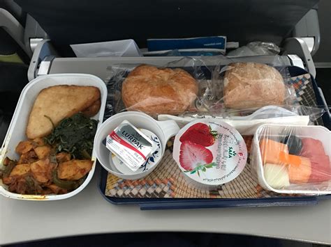 5 Things You Should Know About Airplane Food - The Wakaholic