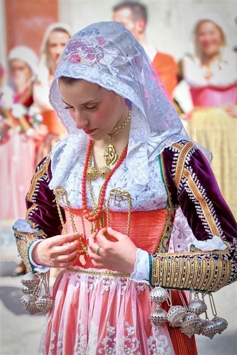 78 #Traditional Costumes from around the World ... Traditional Fashion, Traditional Dresses ...