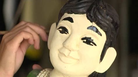 Artisan dedicates to water puppet making - YouTube